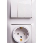 Блок: розетка с заземлением со шторками + выключатель трехклавишный белый (GSL000178)